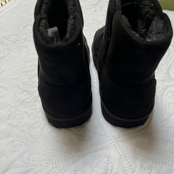 Old Navy Fuzzy Booties Size 12 - Picture 10 of 10